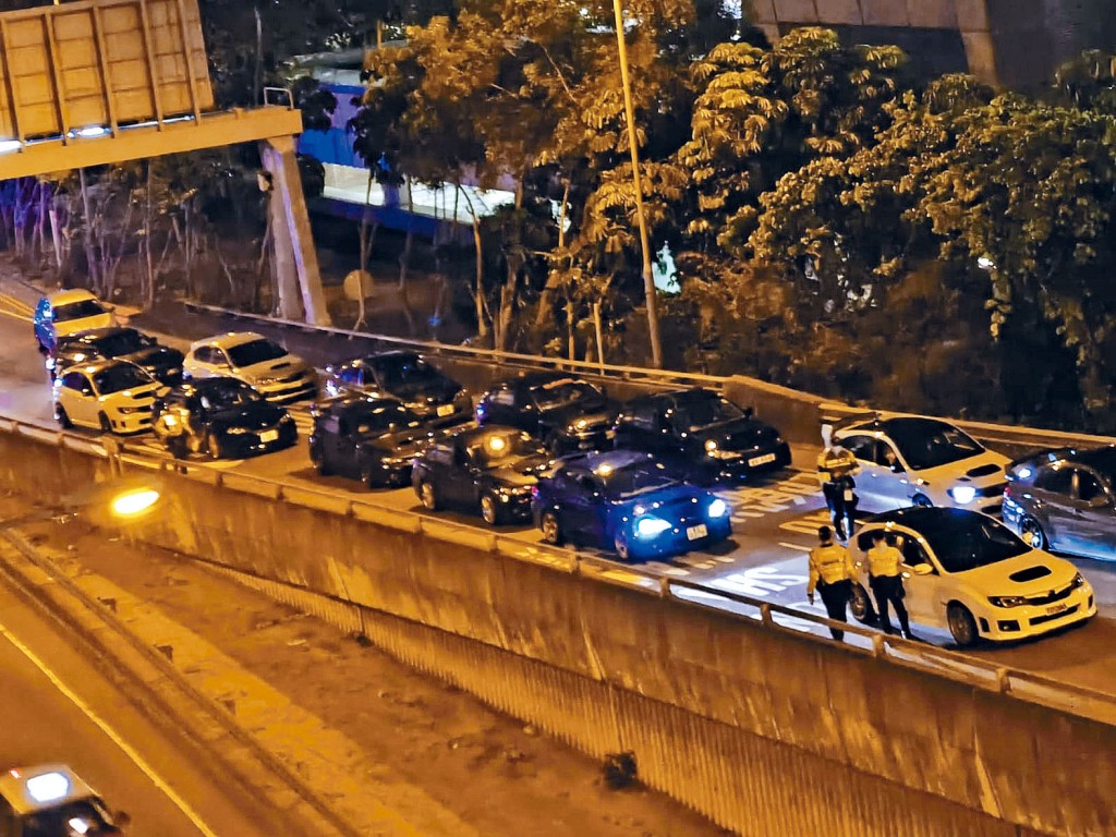 警方展開布袋戰術,在南昌站外截獲多輛疑涉非法賽車的「辣跑」。