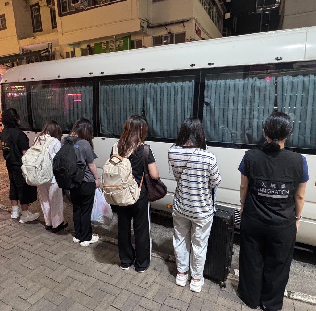 14名內地女子涉嫌「違反逗留條件」被捕。警方提供 14名內地女子涉嫌「違反逗留條件」被捕。警方提供