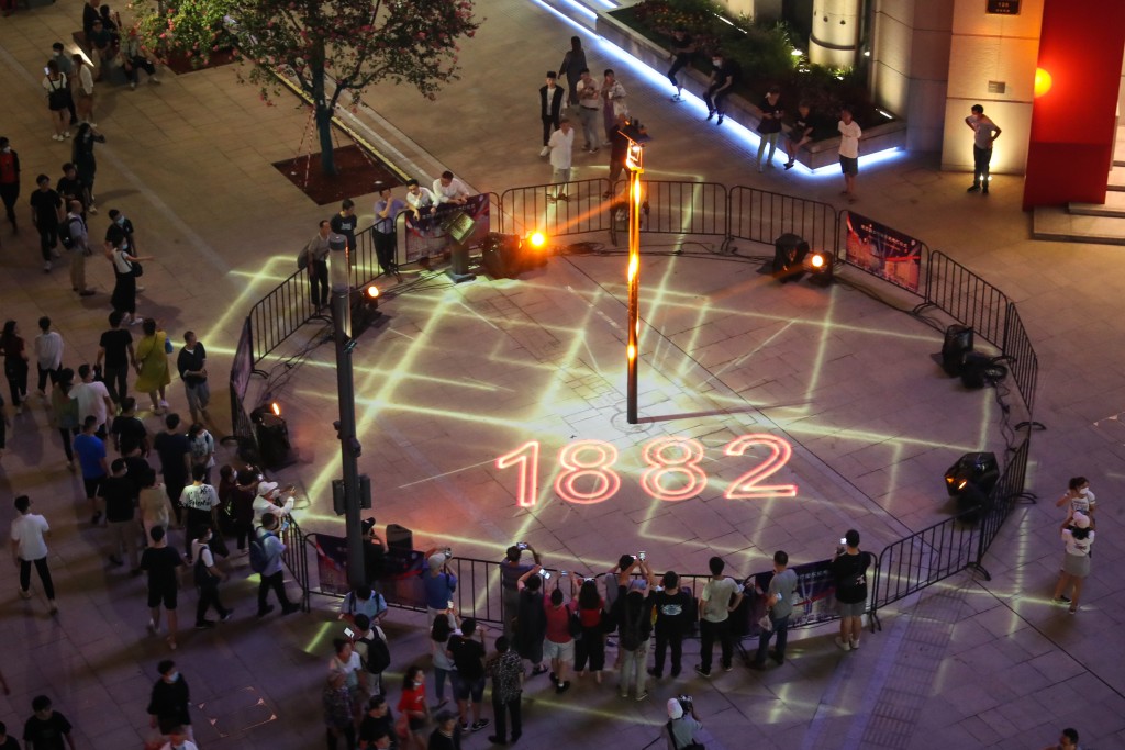 1882年7月26日晚,上海外灘亮起中國首盞電路燈。上觀新聞 1882年7月26日晚,上海外灘亮起中國首盞電路燈。上觀新聞