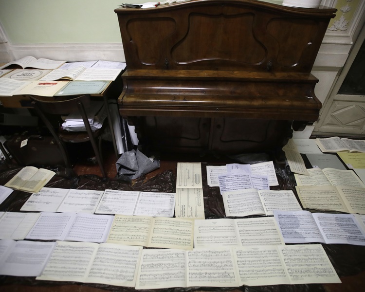 音樂學院召集義工協助晾乾及整理被浸濕的書籍及樂器。AP