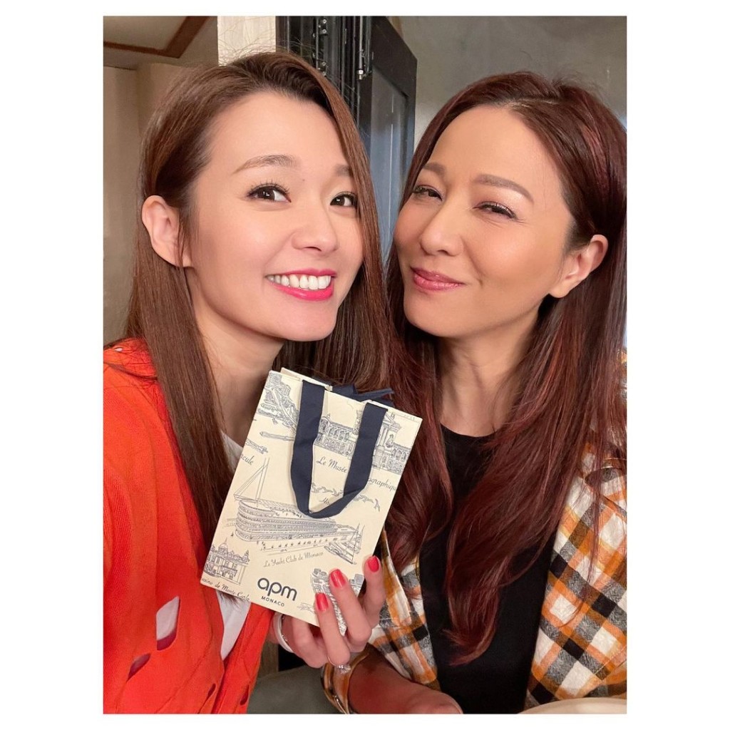 兩姊妹合照。