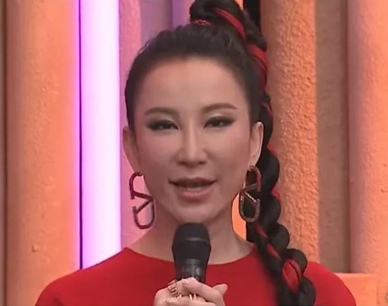 李玟年初上節目，被網民指面部過份緊繃，疑醫美過度。