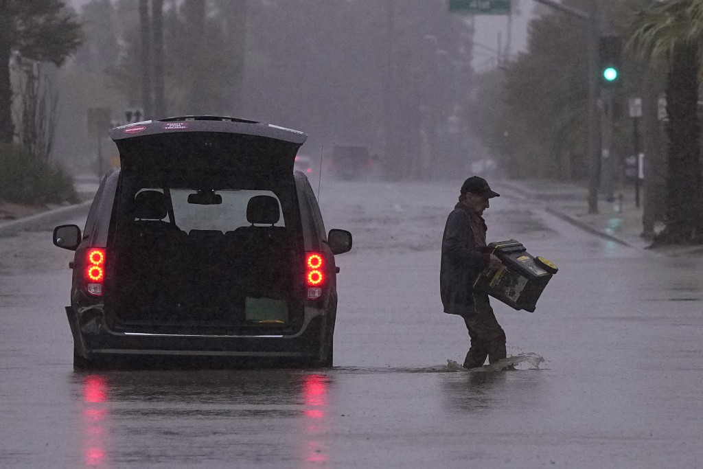 热带风暴侵袭下，棕榈泉马路水浸。美联社