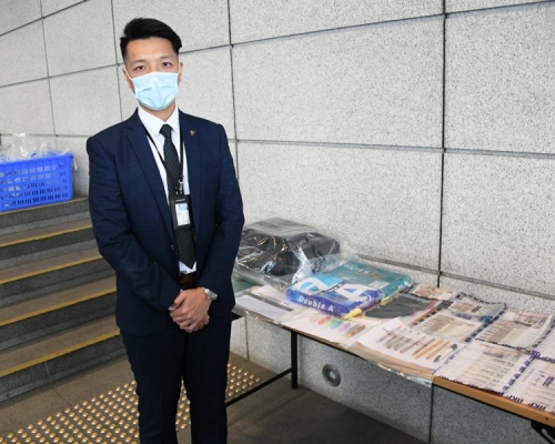 警方檢獲一批偽鈔及製造工具,兩女子涉案被捕。
