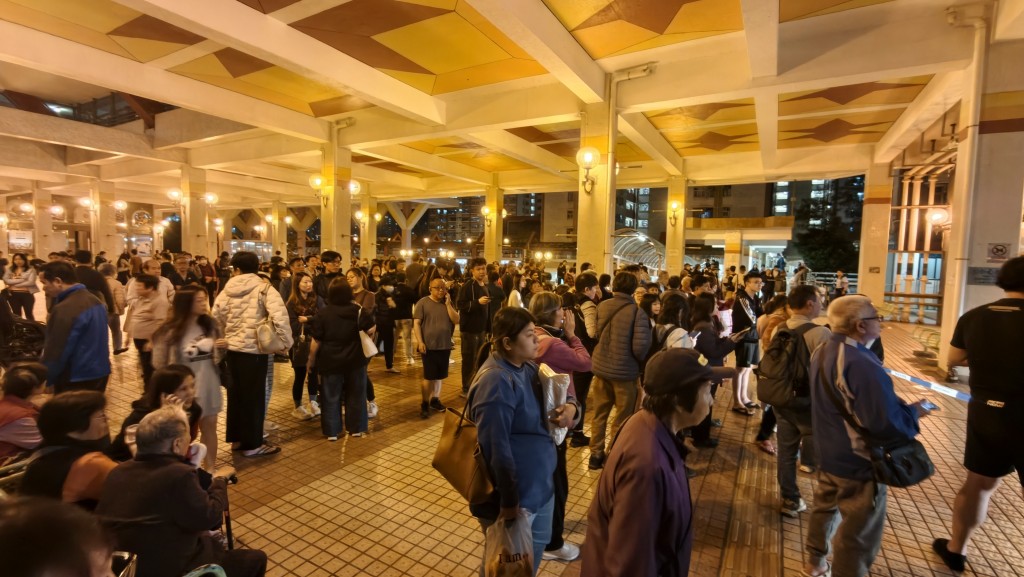 大約200名居民自行疏散。黃文威攝