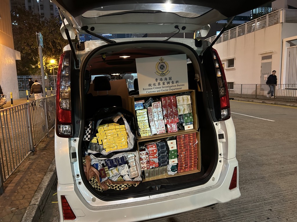 海關檢獲約3.8萬支懷疑私煙,估計市值約17萬港元。 海關檢獲約3.8萬支懷疑私煙,估計市值約17萬港元。