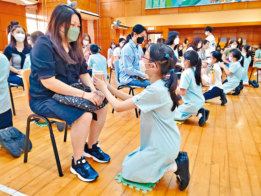 徐區懿華強調「開學孝道禮」安排學生向家長下跪奉茶，旨讓他們體驗傳統禮儀，而非宣揚「愚孝」。