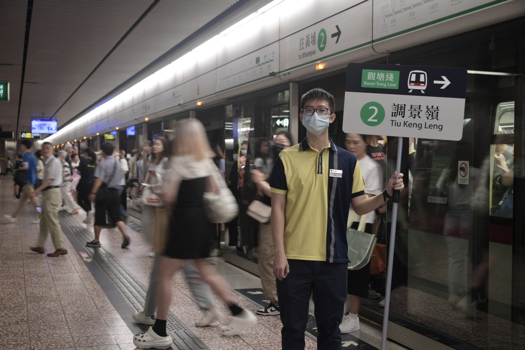 港鐵會在本周日動員1000名職員及承辦商人員在相關車站及巴士站協助乘客。陳浩元攝