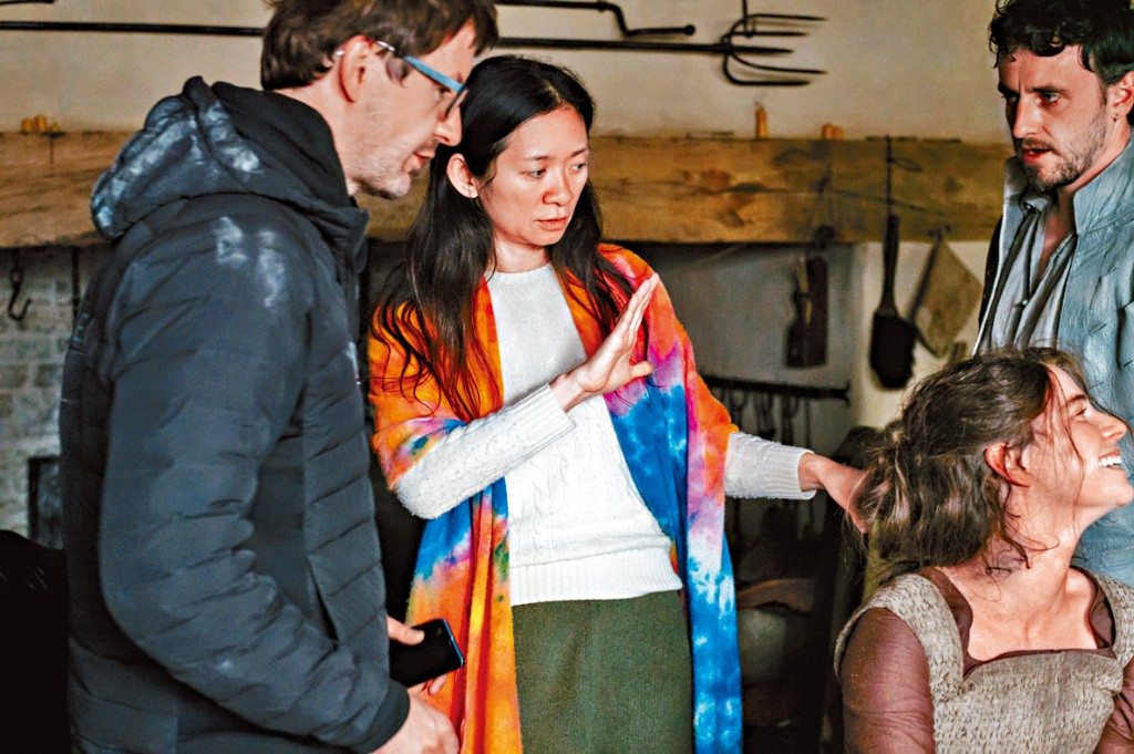 赵婷（中）与Maggie O'Farrell一同编剧，精准捕捉众人面对伤痛的方式。