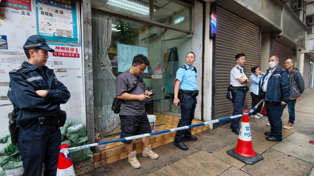 警員拉起封鎖範圍蒐證。 警員拉起封鎖範圍蒐證。