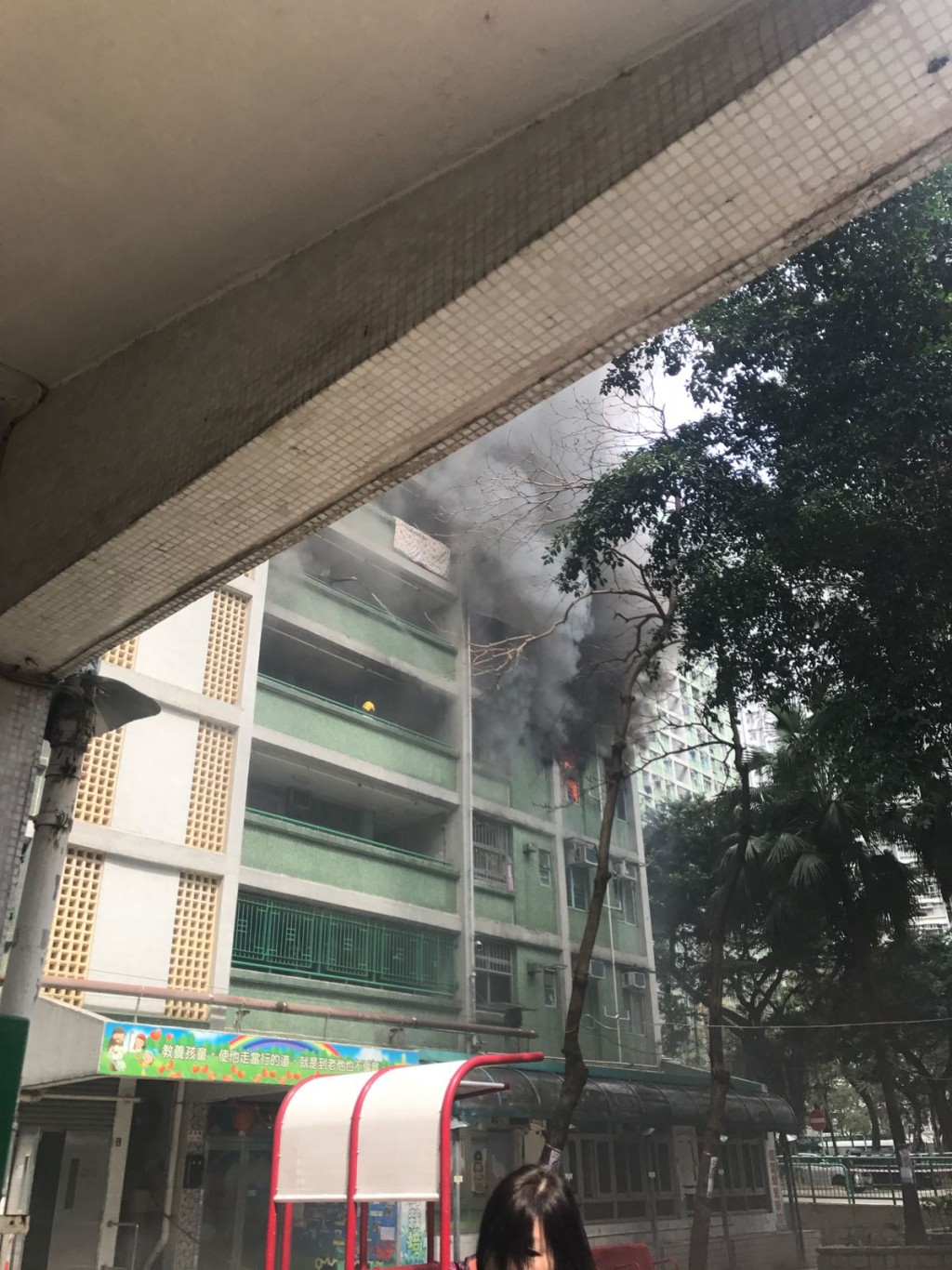消防員到場射水灌救。讀者提供