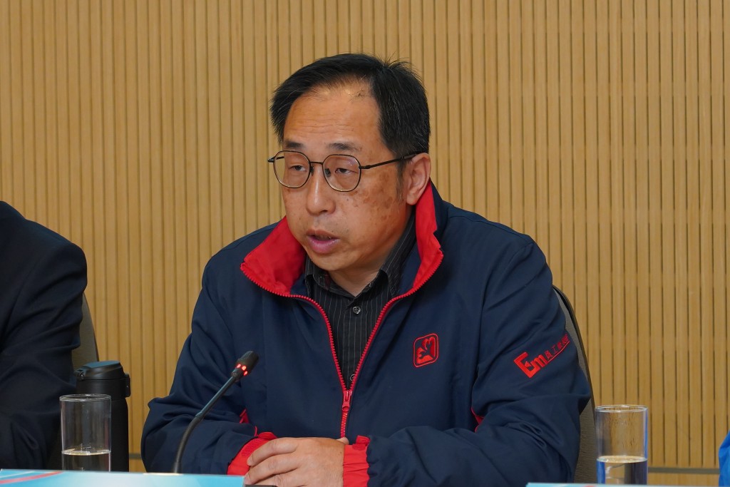 活動隊長、機電工程署署任高級督察陳文德認為，義工服務較靈活、「貼地」幫助市民。