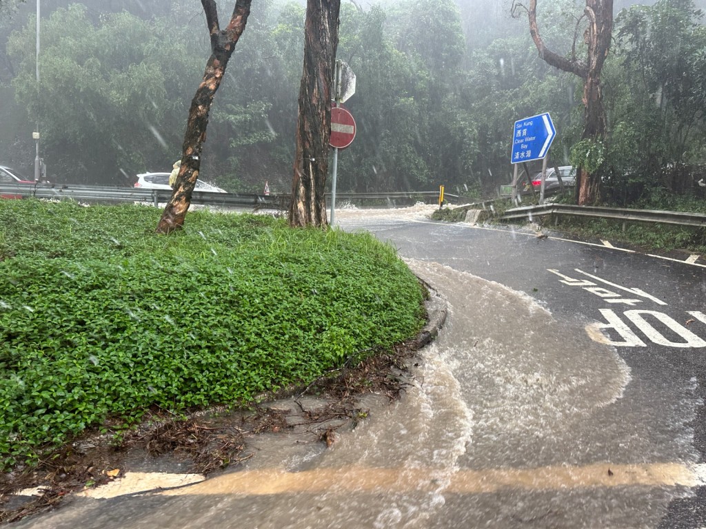 西贡区早上雨势颇大。图为清水湾道情况。（梁国峰摄）