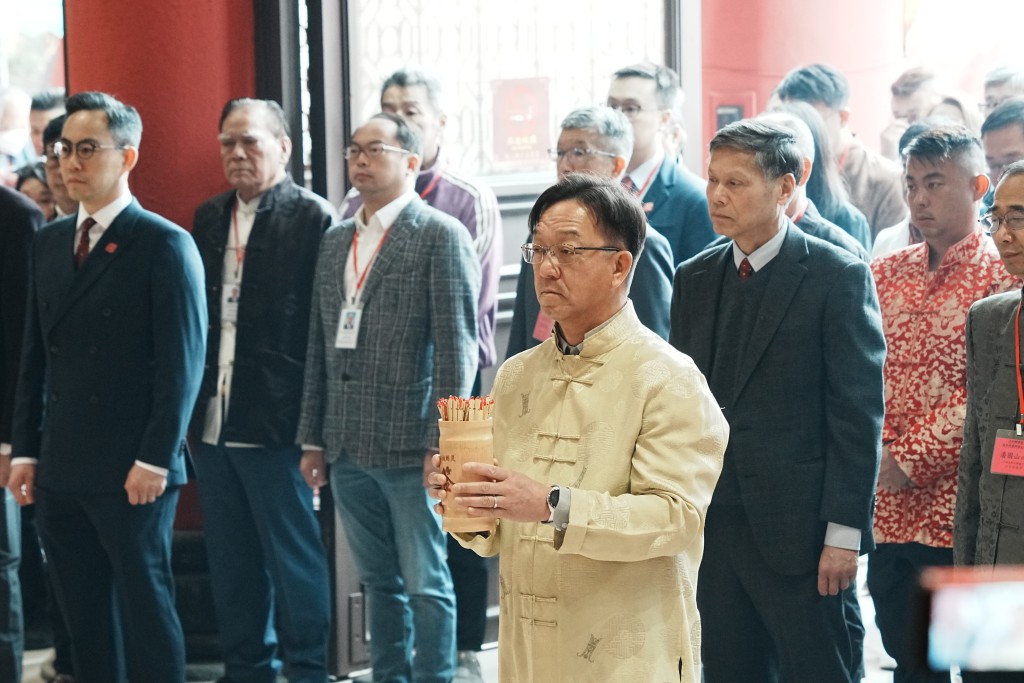 鄉議局主席劉業強按照傳統為香港求籤,最終求得第22籤中籤,是劉業強連續第9年求得中籤。 鄉議局主席劉業強按照傳統為香港求籤,最終求得第22籤中籤,是劉業強連續第9年求得中籤。