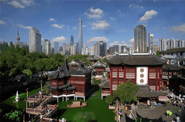 城隍庙的豫园商城区域，以荷花池、湖心亭、九曲桥，以及繁华的商业街区等构成的上海老城厢文化商圈。