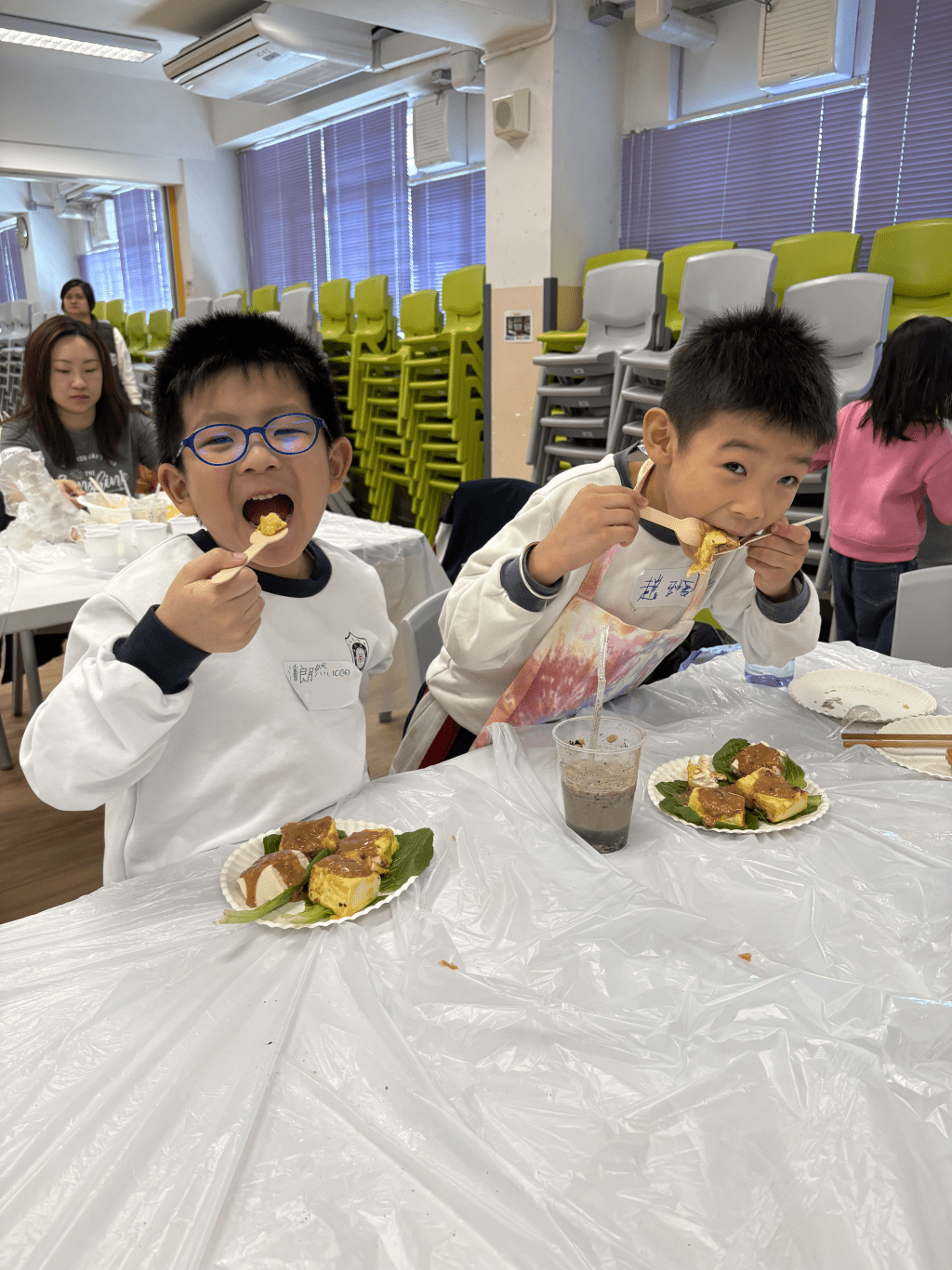 兩位小食客正狼吞虎嚥，逗富包瞬間成最受歡迎小食。