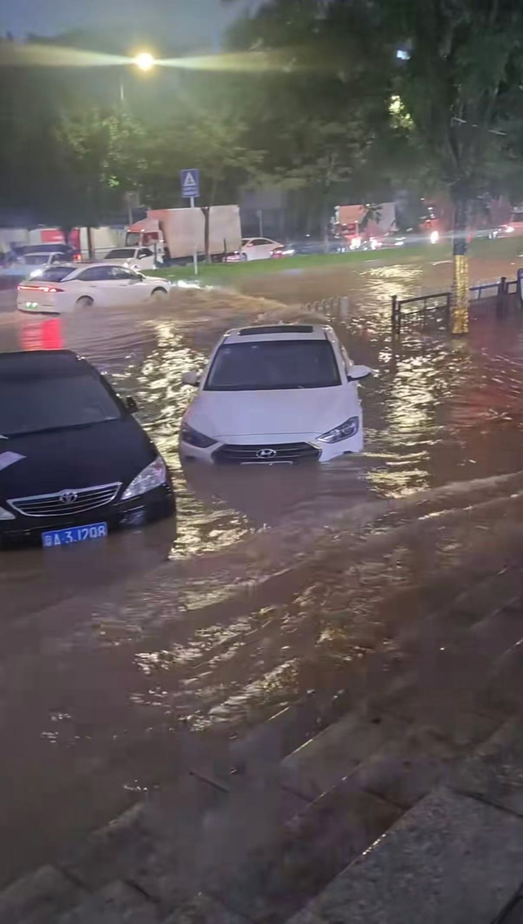 廣東多地遭遇暴雨。抖音@knee 廣東多地遭遇暴雨。抖音@knee