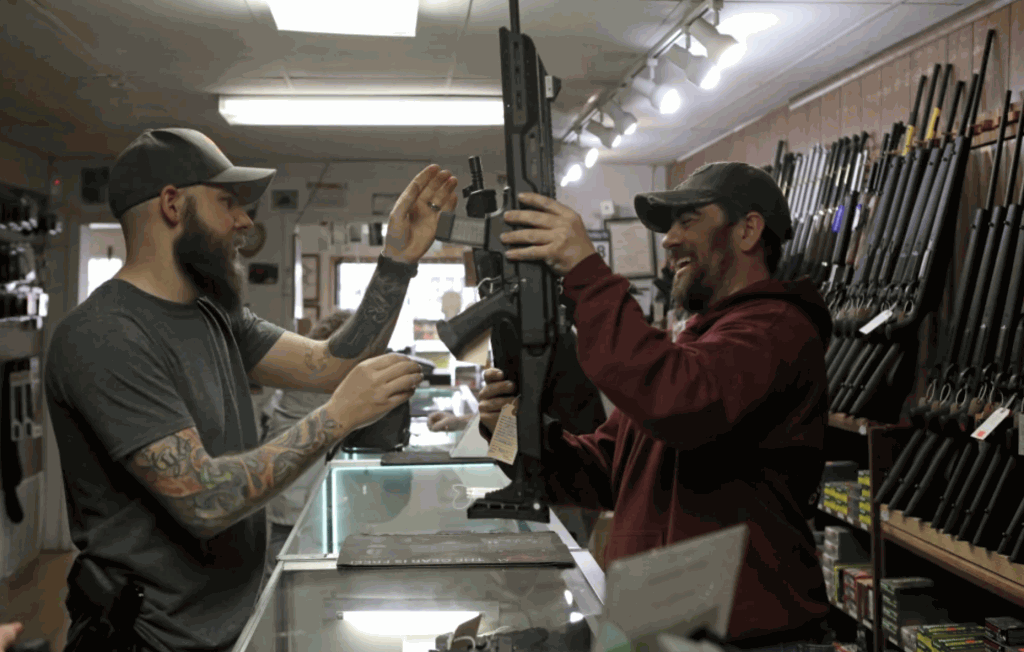 在美國一間槍店中，一名顧客正向店主購買一把半自動步槍。美聯社