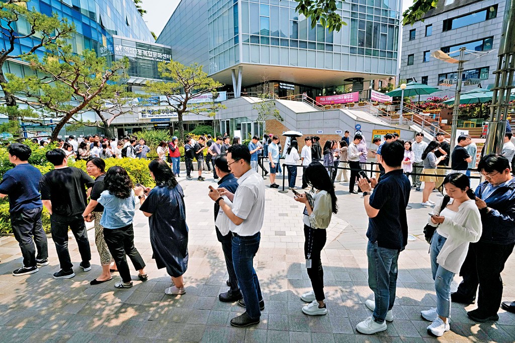 南韓選民上周五在首爾一個票站排長龍提前投票。