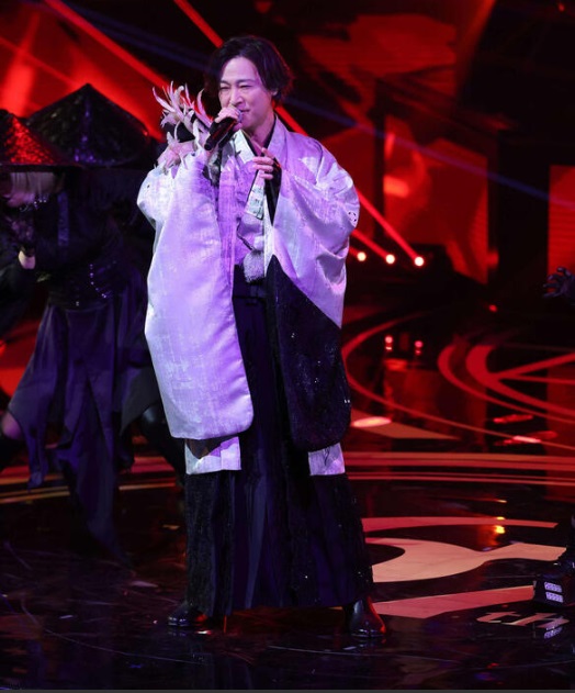 演歌歌手山內惠介則獲封最佳歌手。