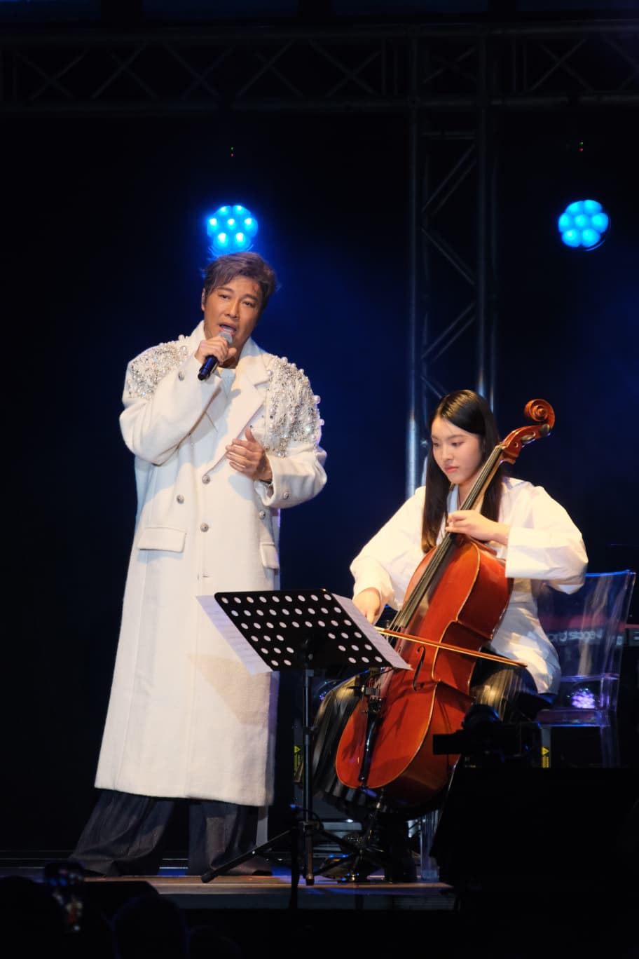 Tamia在台上充當大提琴手,為爸爸伴奏歌曲《峰火晴天》。 Tamia在台上充當大提琴手,為爸爸伴奏歌曲《峰火晴天》。