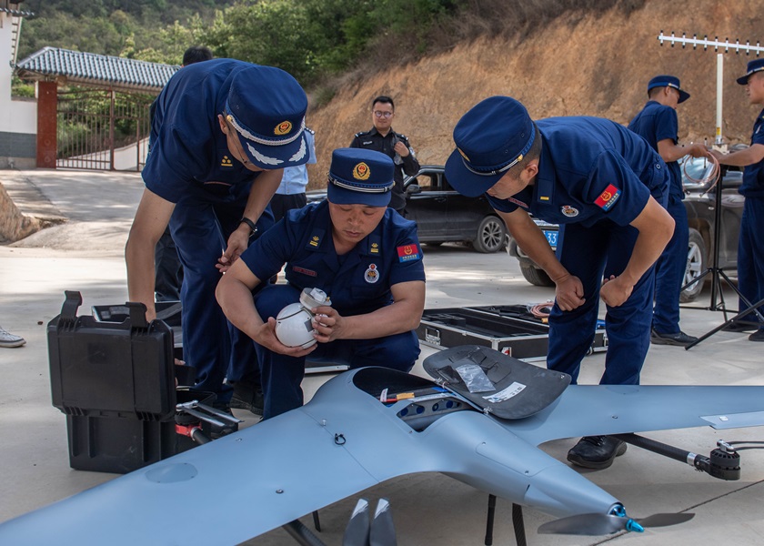 當地林業部門人員準備以無人機監察象群動向。新華社