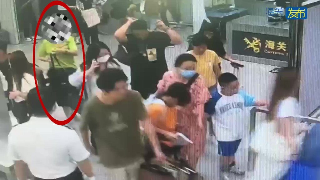 身穿绿色上衣的女性旅客，形迹可疑。 海关发布
