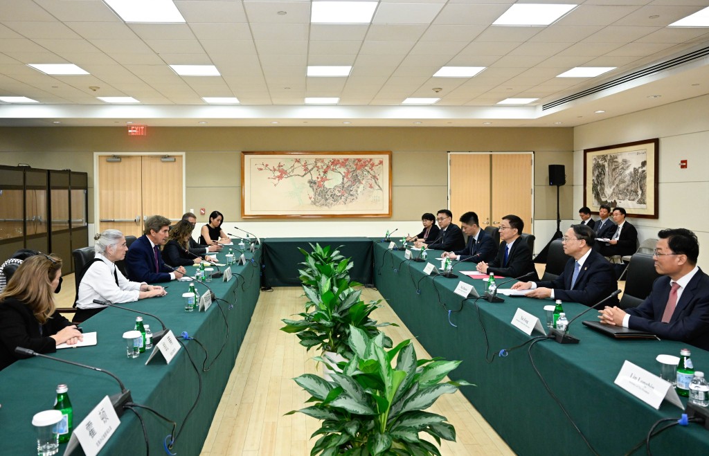 國家副主席韓正在紐約出席聯合國大會期間會見美國總統氣候問題特使克里。 新華社