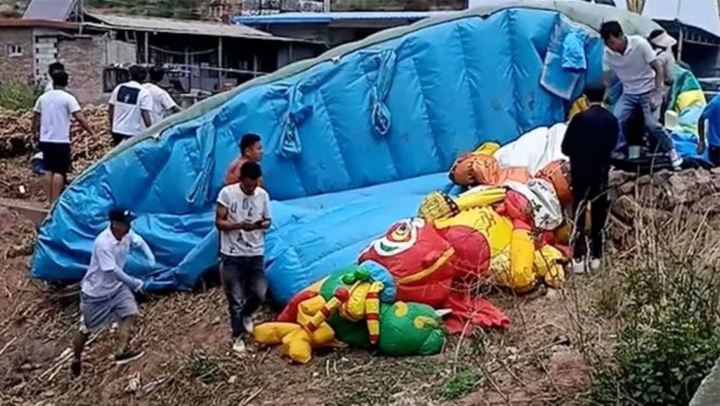 充气城堡被吹翻。网图 