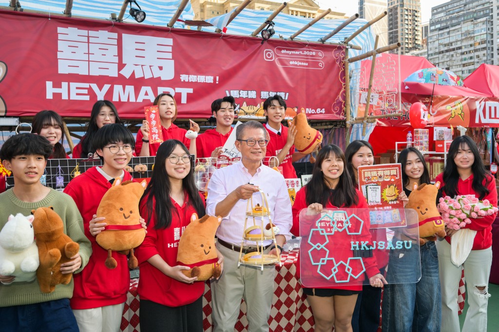 陳茂波昨天到訪維園年宵市場支持消費，並向市民送上祝賀。陳茂波網誌圖片