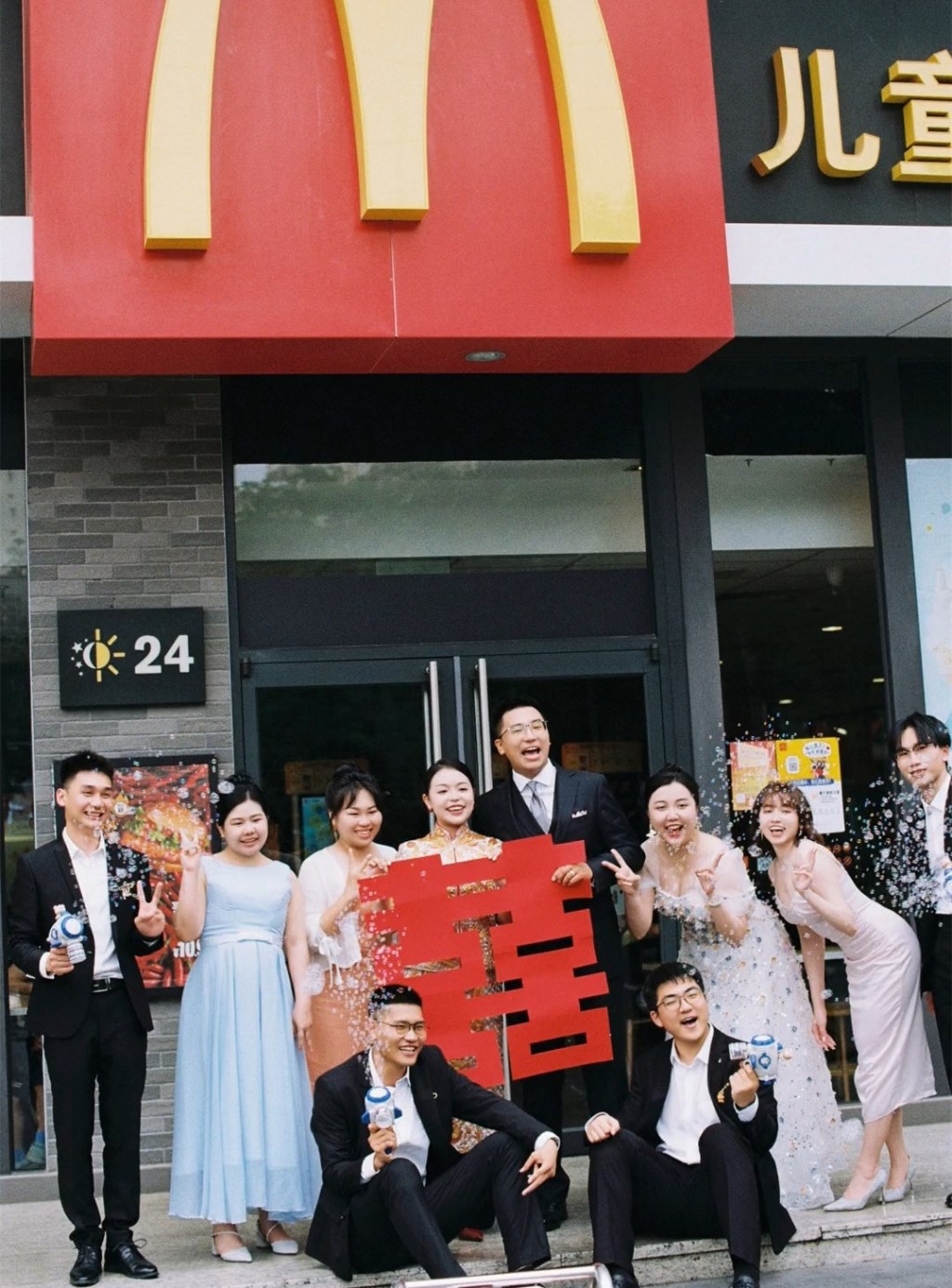 新人和兄弟姊妹在門外大合照。（微博）