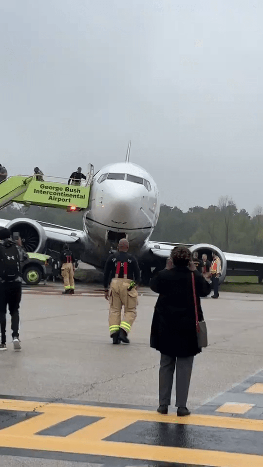 一架聯合航空波音737 MAX 8客機降落休斯敦機場後滑出跑道，無人受傷。 X平台