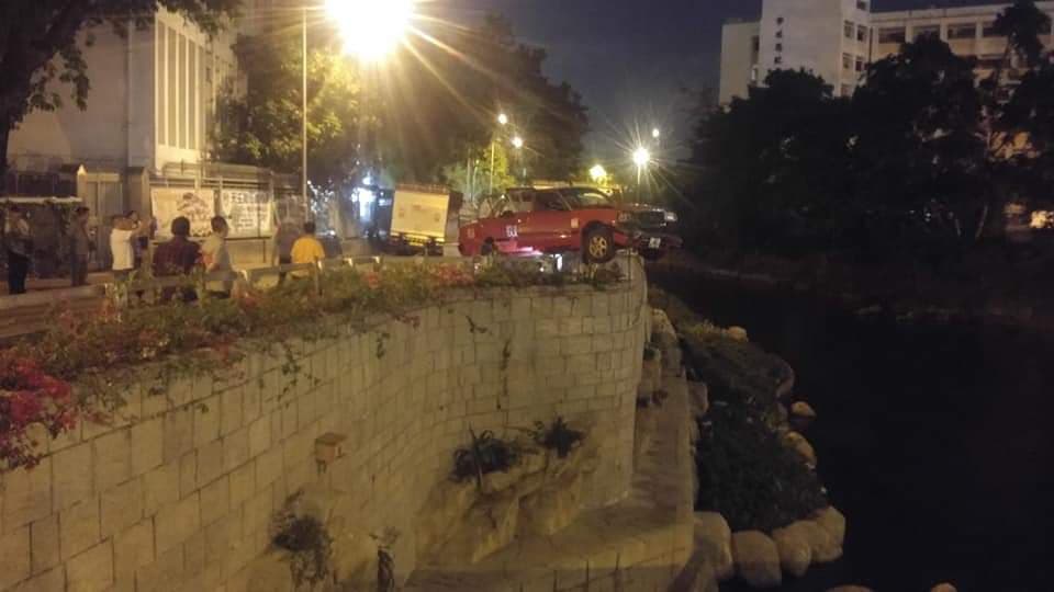 的士車頭伸出欄外,險衝落啟德明渠。「的士司機資訊網 Taxi」fb群組