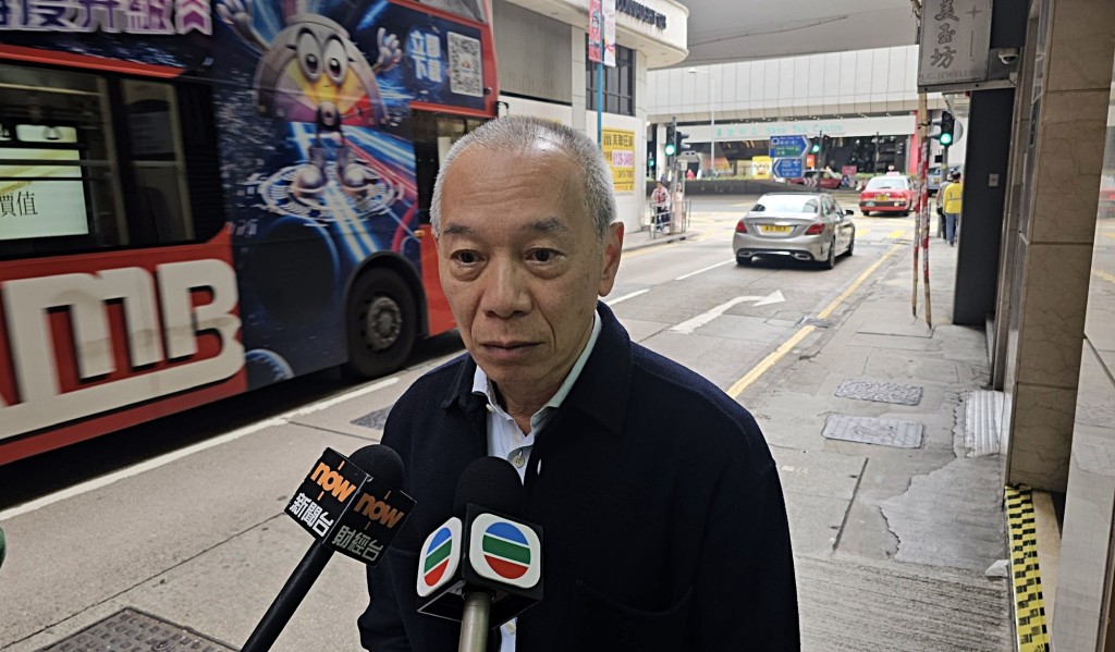 目击者潘先生忆述事件。杨伟亨摄