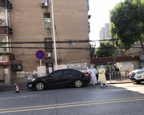 爆發集體感染小區外,有醫護人員到場。(網圖)