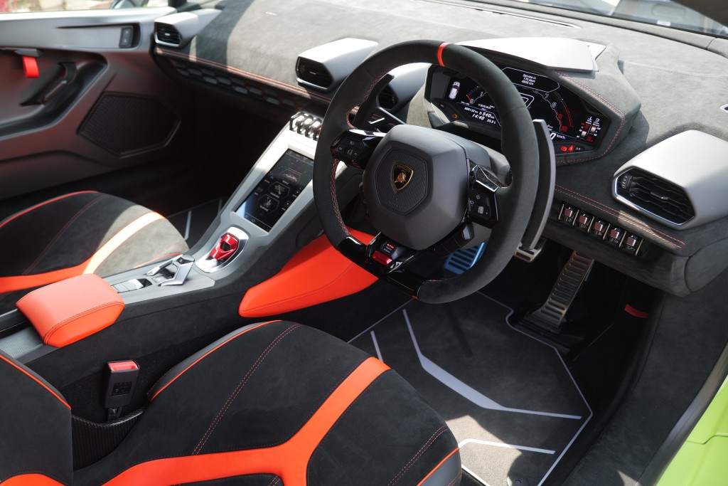 ●車廂改用Alcantara麖面物料及碳纖維包裝。