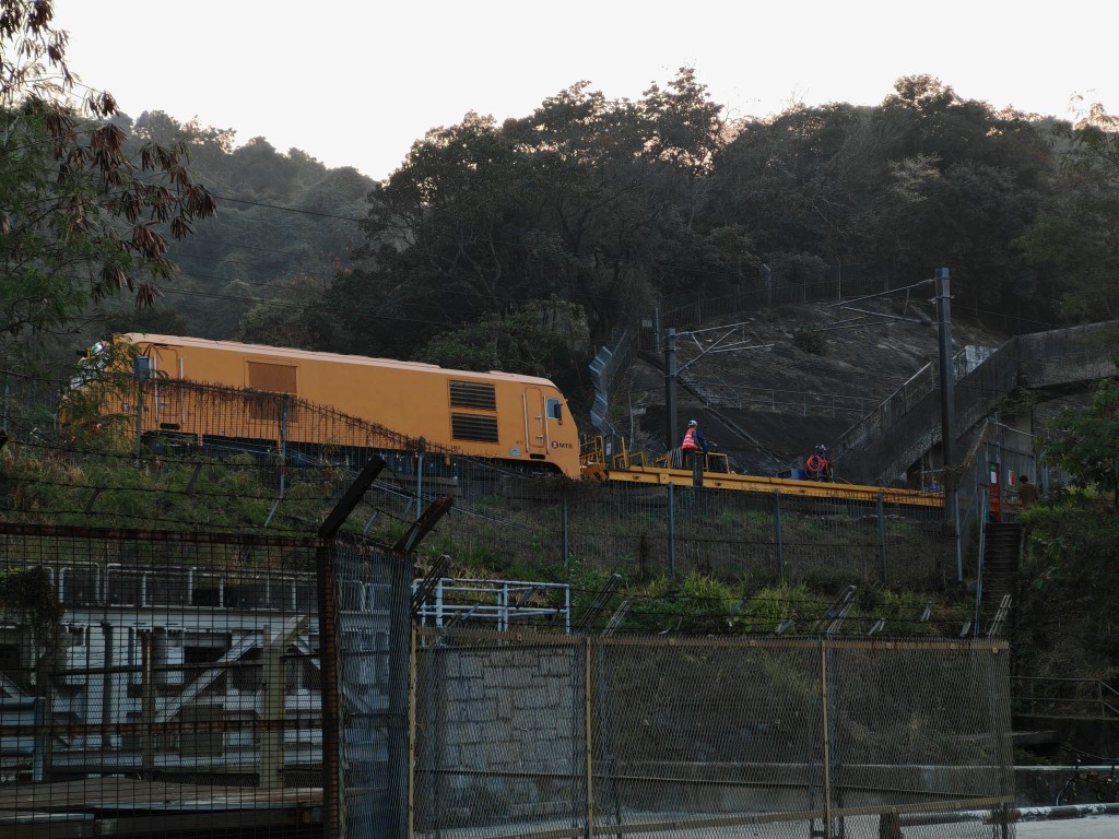 太和站附近有工程車出現設備故障，東鐵綫列車服務受阻。黎志偉攝