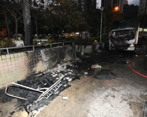 路邊發泡膠箱突然起火。 羅振輝攝