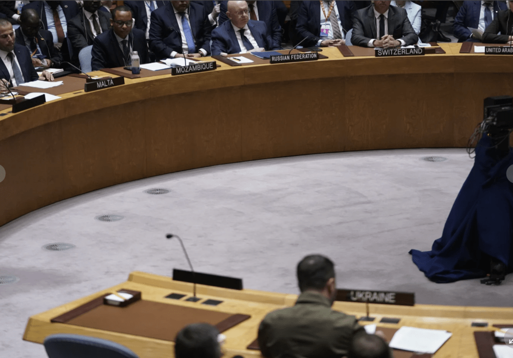 澤連斯基在聯合國國理會發言時，俄羅斯大使內本齊亞坐在馬蹄形桌子的對面位置。美聯社