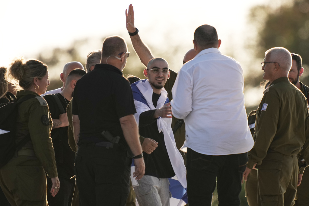 获释人质向民众致意。美联社 获释人质向民众致意。美联社