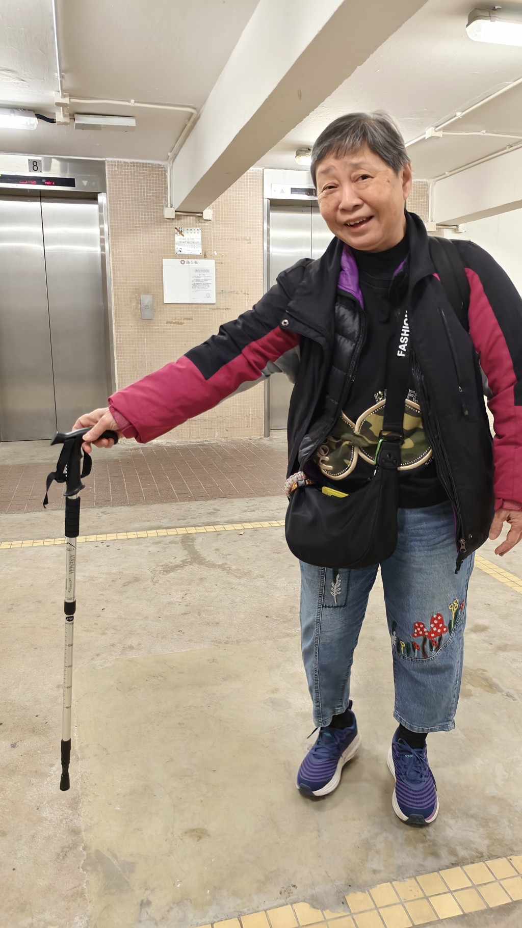 持拐杖的陈婆婆有份协助搀扶伤者。