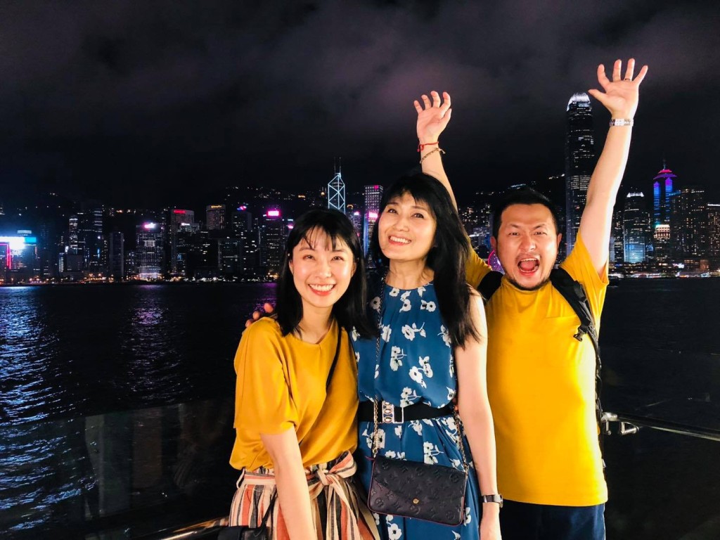 九把刀與外母(中)感情要好。