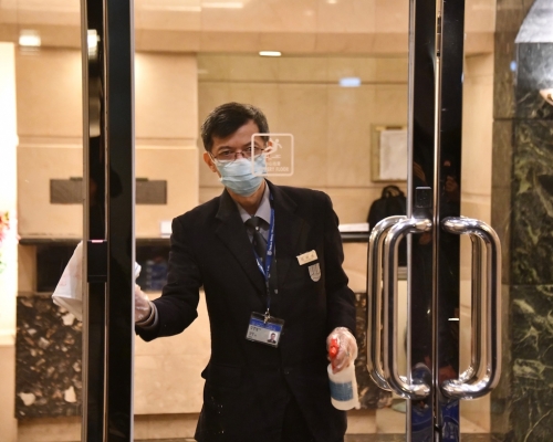 第57宗及第60宗個案所居住的太古城明宮閣已加強清潔。資料圖片