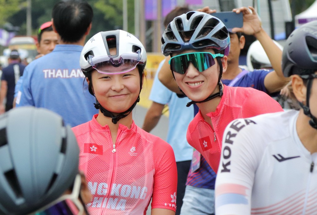 杨倩玉(右)在女子公路赛勇夺金牌。相片由港协暨奥委会提供