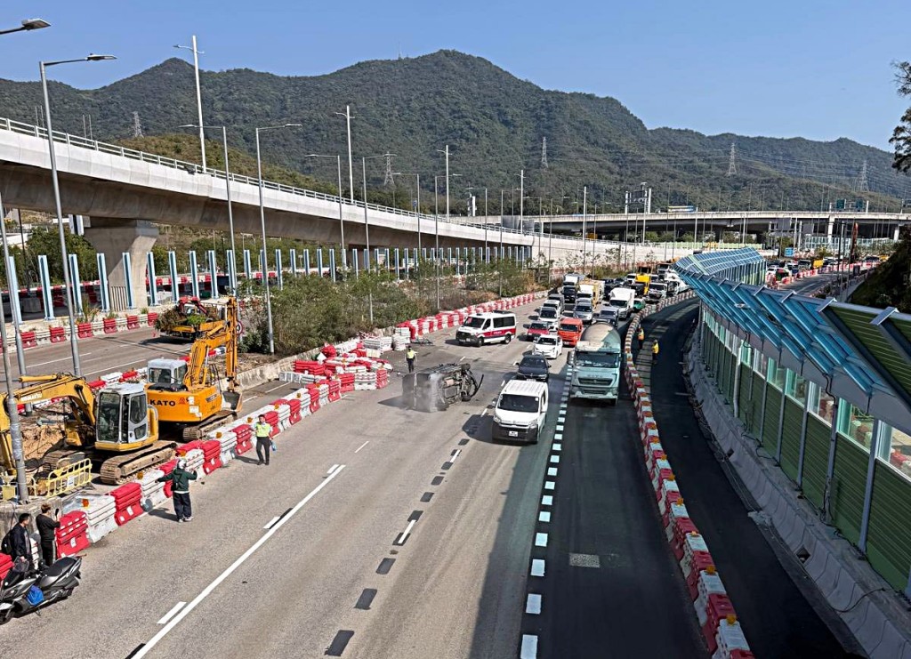 私家車失控撞水馬翻側。fb：馬路的事討論區