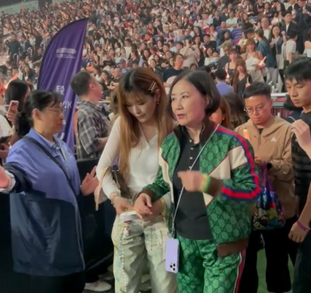 汪明荃需要一名年輕女性攙扶。 汪明荃需要一名年輕女性攙扶。