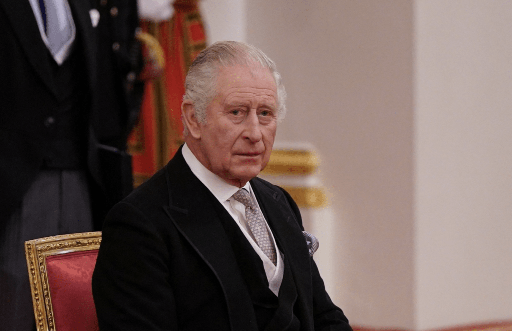 白金汉宫发言人表示，英皇查理斯和王后卡米拉已获悉托马斯·金斯顿的去世消息，表示哀悼。路透社