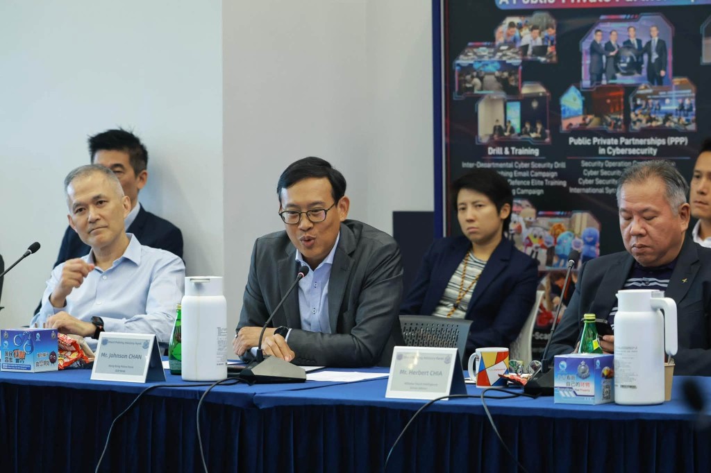 警察總部早前舉行第二屆「智慧警政顧問小組」第七次會議 。 警察總部早前舉行第二屆「智慧警政顧問小組」第七次會議 。