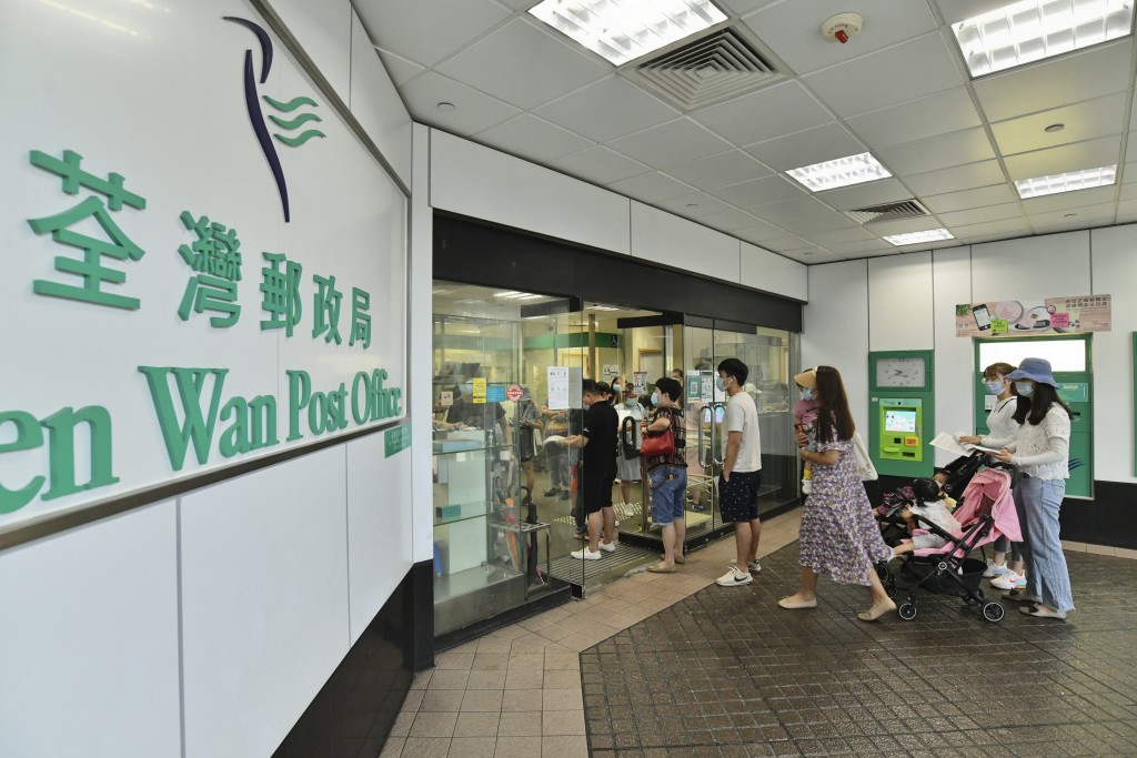 審計署早前批評香港郵政在與設計師簽訂的服務協議中，未有加入國安特定條款。資料圖片
