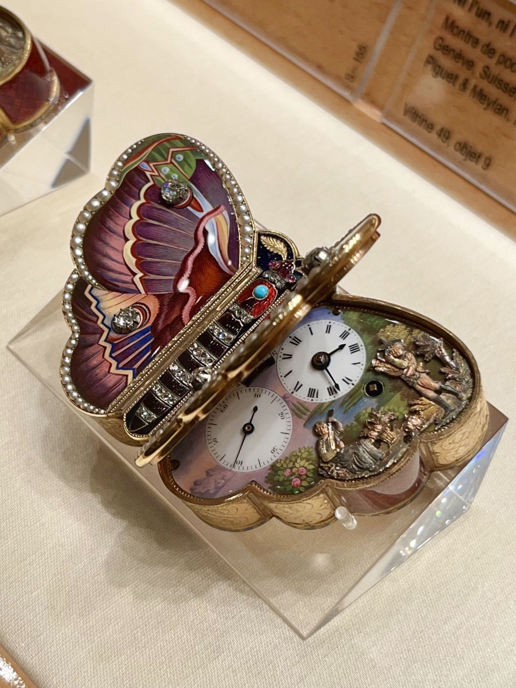1820年制的蝴蝶造型微绘工艺宝石装饰时计作品。